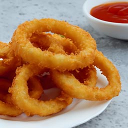 Thick-cut onion rings coated in a crispy beer batter, served with a zesty dipping sauce.